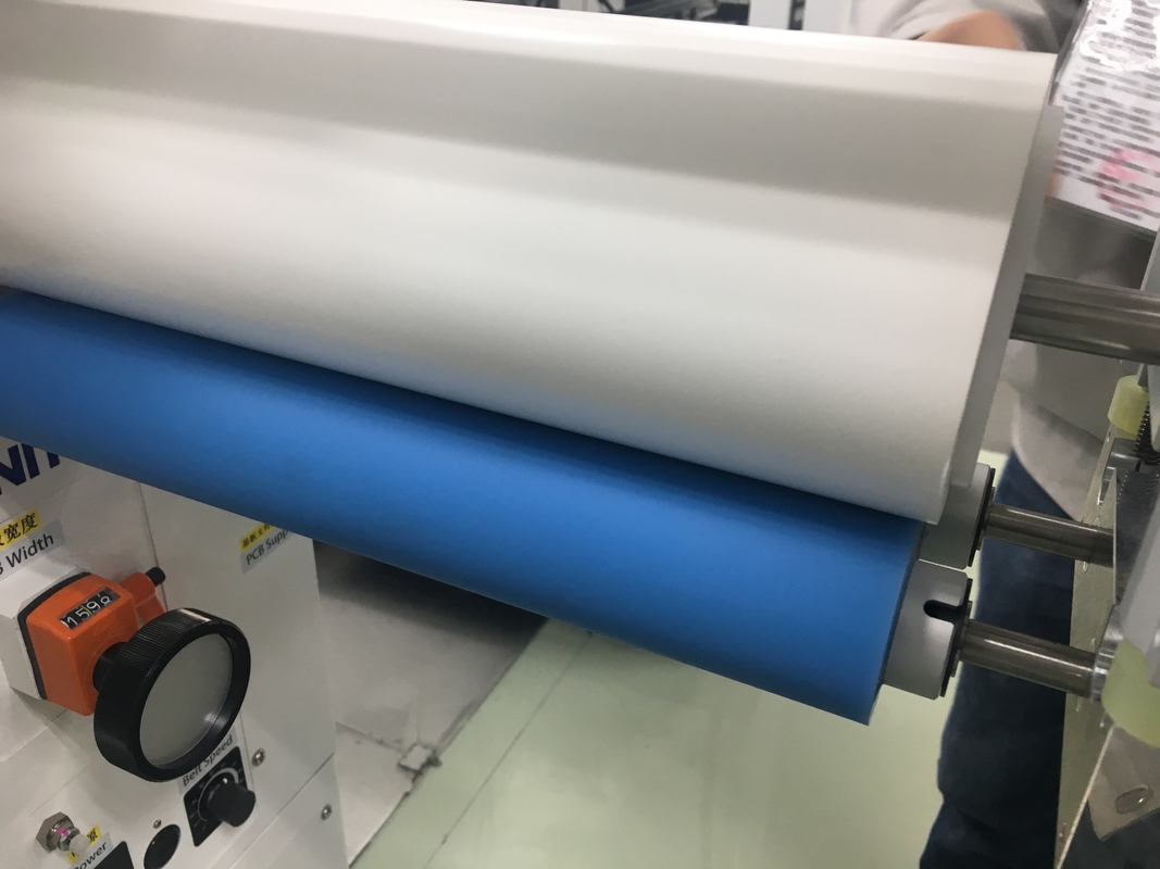 白色 300mm PCB クリーン アンチスタティック 粘着紙ロール PCB インライン 表面浄化 機械 紙ロール